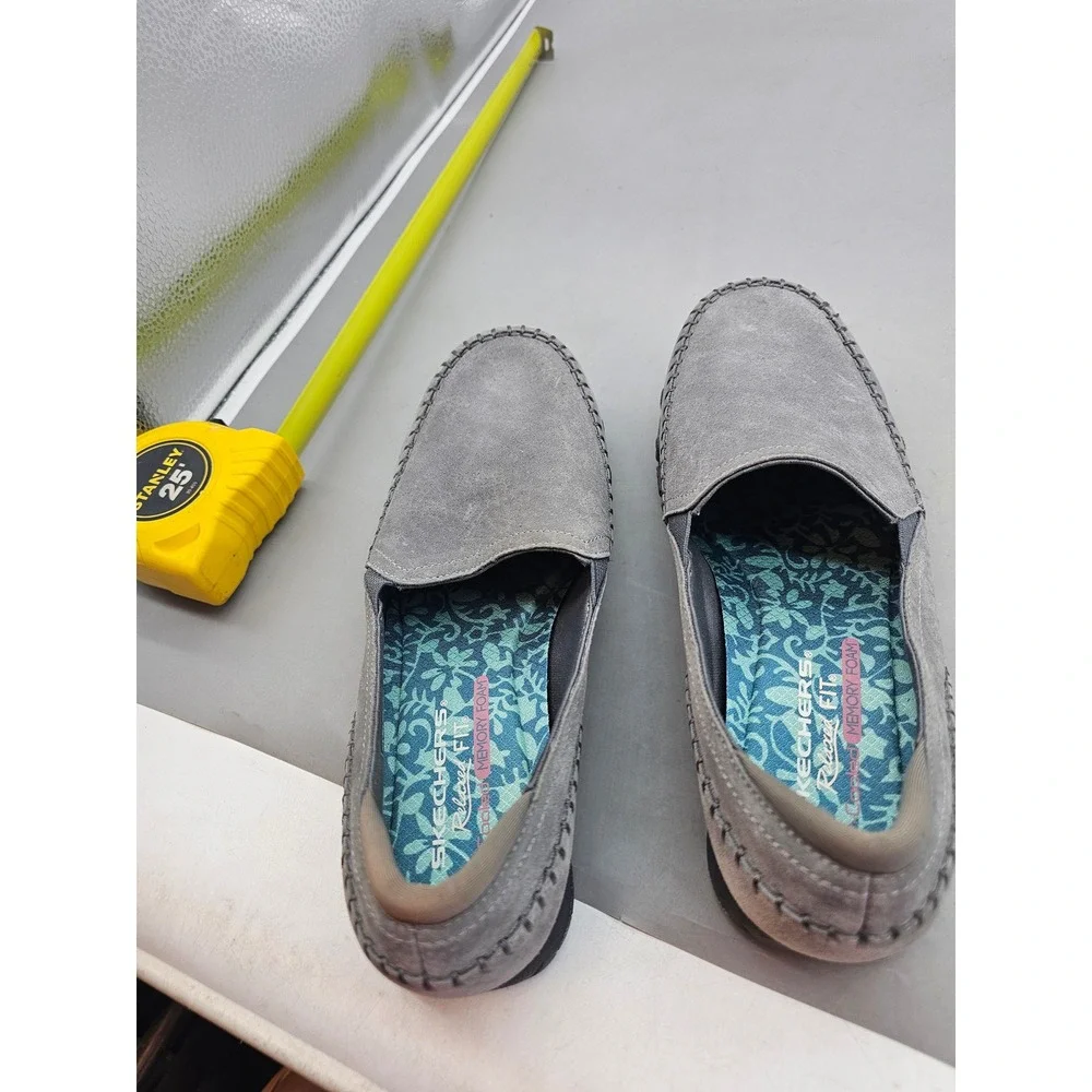 Skechers Relaxed Fit Gray Suede Memory Foam Loafers Womens 9 Wide 49415W CCL